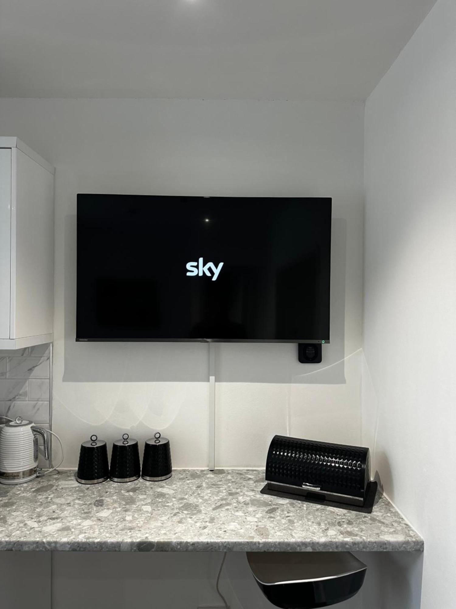 Town Centre Studio Flat Мърдър Титфил Екстериор снимка