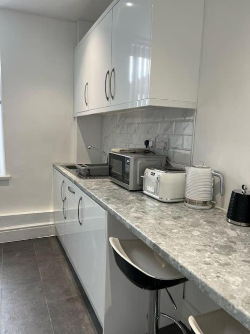 Town Centre Studio Flat Мърдър Титфил Екстериор снимка