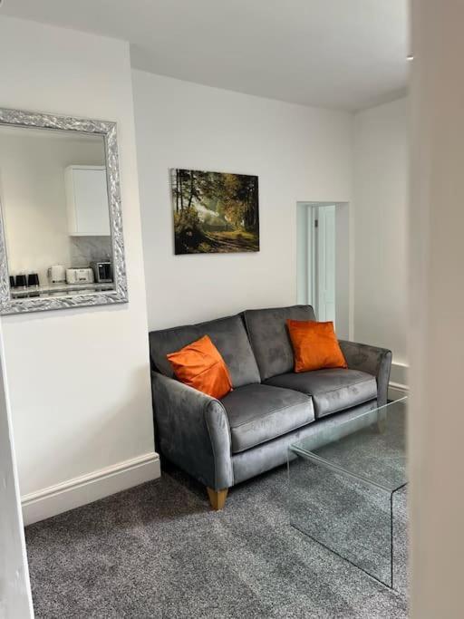Town Centre Studio Flat Мърдър Титфил Екстериор снимка