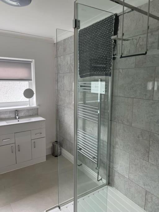 Town Centre Studio Flat Мърдър Титфил Екстериор снимка